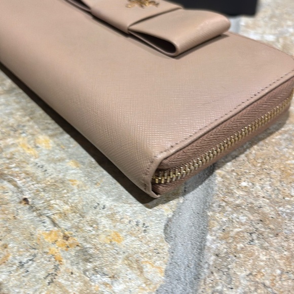 Authentic Prada cameo saffiano full zip bow wallet - Picture 7 of 12
